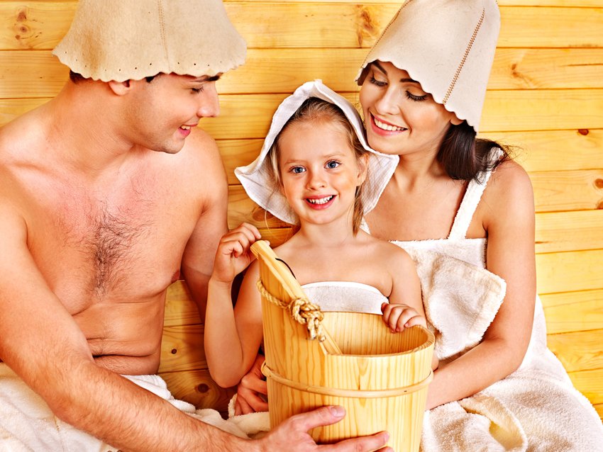 Familie in der Sauna