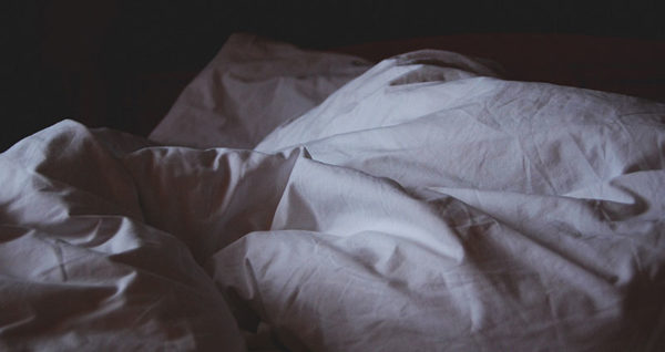 Starkes Schwitzen in der Nacht » Ursachen & Wissenswertes