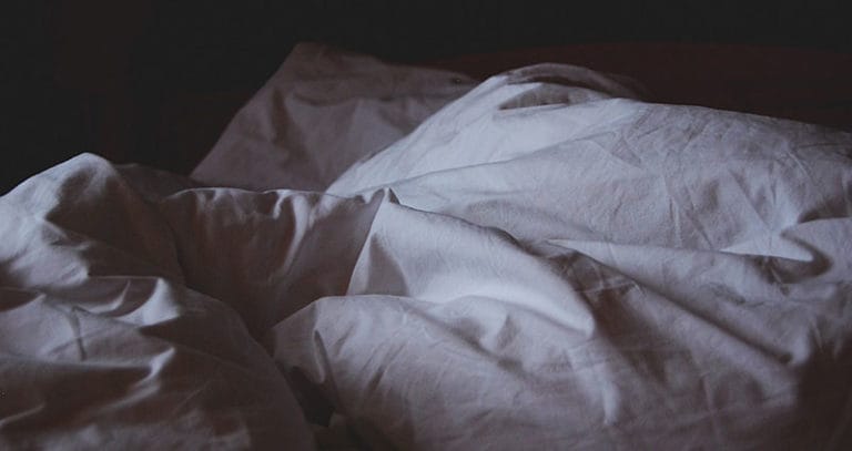 Starkes Schwitzen in der Nacht » Ursachen & Wissenswertes