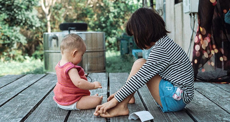 Starkes Schwitzen bei Kindern » Ursachen, Wissenswertes & Tipps
