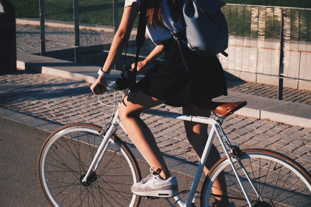 Frau mit Rock auf Fahrrad
