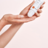 Antitranspirant Roll-On geöffnet und wird auf einer Hand aufgetragen