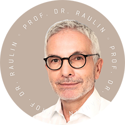 Professor Dr. Raulin, Mann mit grauen Haaren und grauen Bart und schwarzer Brille