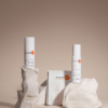 zwei Pads, ein mini Roll-On und ein mini Gel auf Tonskulpturen und beigem Hintergrund